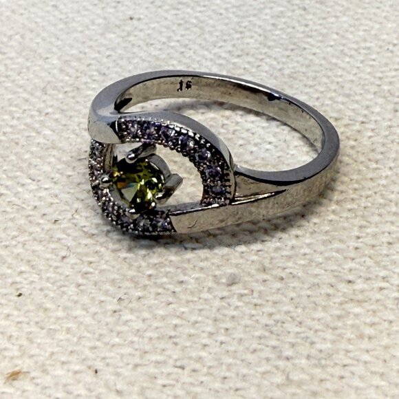 Peridot August Birthstone Ring Green‎ Silver-Tone Size 5.75 - Picture 2 of 8